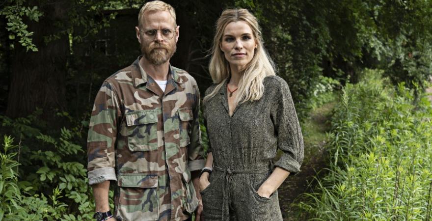 Carsten Bjørnlund og Marie Bach Hansen i tv-serien HVIDE SANDE. Fotograf Per Arnesen_TV 2.jpg. Foto må KUN bruges i forbindelse med omtale af Hvide Sande-serien, og SKAL krediteres fotograf og TV 2.